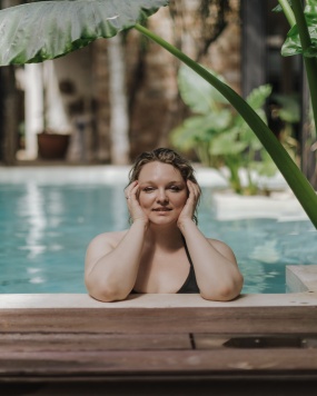 泳池微胖美女图片